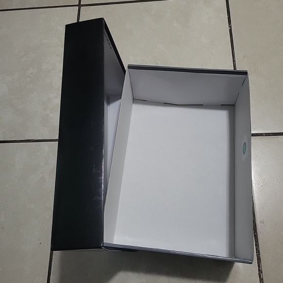 Empty Shoe Box - Picture 5 of 5
